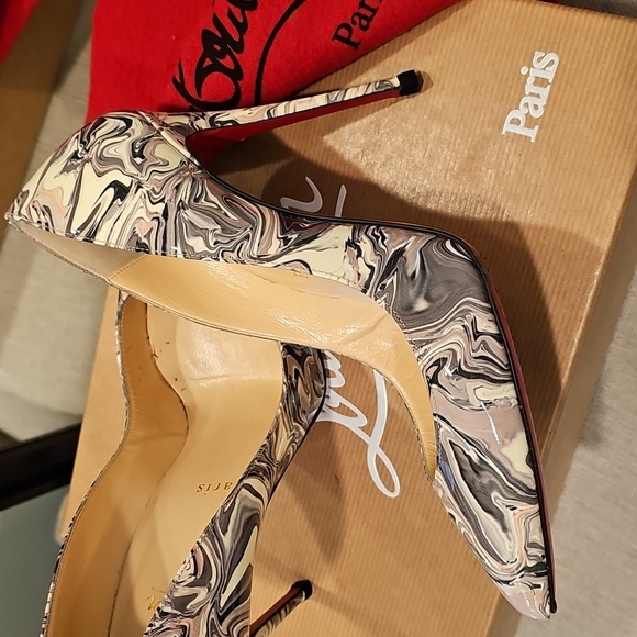 Christian Louboutin - Picture 6 of 10